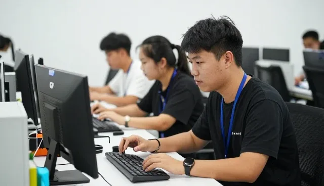 奥韦华景文化科技有限公司服务数字营销客户，提供方案咨询与规划支持